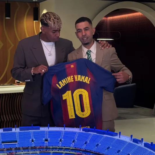 والد لامين يامال يعلن خطوبته من شابة تصغره بـ12 عامًا (صور)