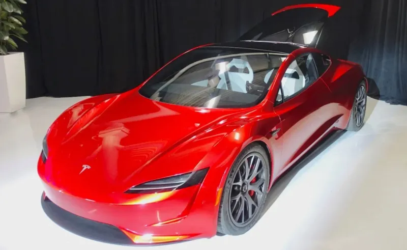 إيلون ماسك يثير الجدل مجددًا حول السيارات الطائرة