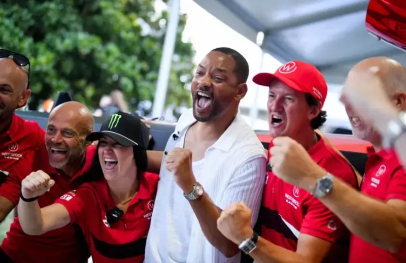 ويل سميث وتوم برادي يتصدران مشهد الفورمولا البحرية في E1 (فيديو)