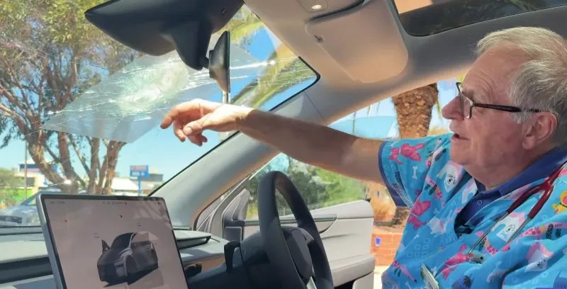 أغرب حادث مروري في التاريخ: هل ضربت السماء سيارة تيسلا؟ (فيديو)