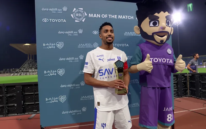 تصرف طريف من سالم الدوسري مع تميمة دوري روشن