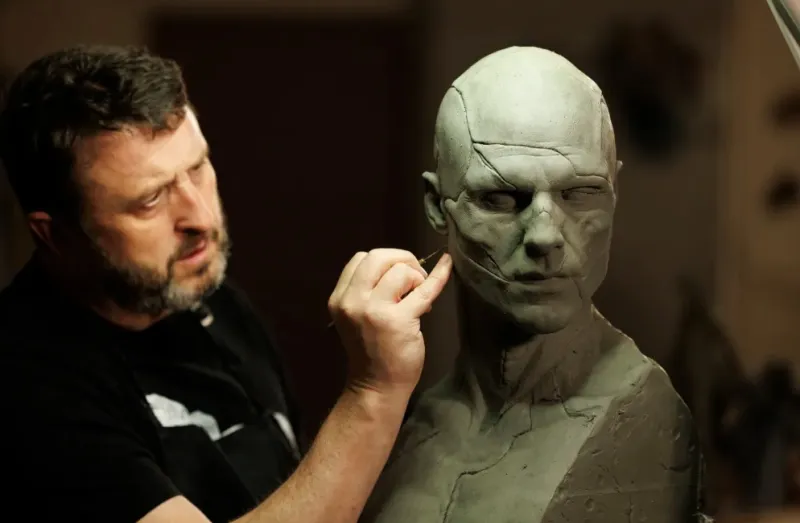 مايك هيل يكشف أسرار إعادة الحياة إلى "فرانكنشتاين".. بمكياج يبرز إنسانيته