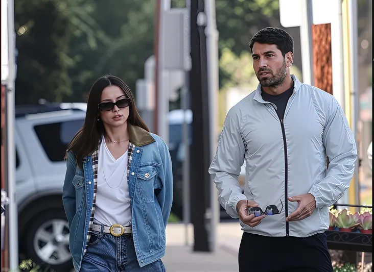 عشيقة توم كروز السابقة تستمتع بوقتها مع رجل وسيم جديد