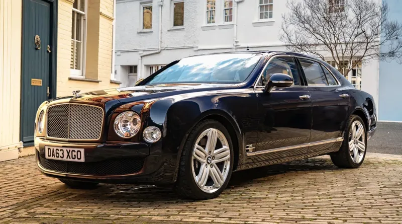 سيارة بنتلي مولسان  التي أقلّت الملك تشارلز للبيع في مزاد علني