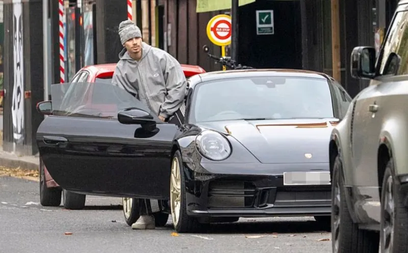 روميو بيكهام يلفت الأنظار بسيارته الفاخرة أثناء نزهة مع صديقته