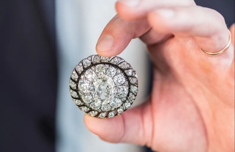 من معركة واترلو إلى مزاد جنيف.. بروش نابليون يخطف الأضواء بسعر خيالي