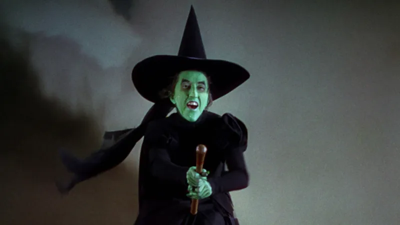 من فيلم "The Wizard of Oz" إلى دار المزاد.. قبعة "الساحرة الشريرة" بملايين الدولارات (فيديو)