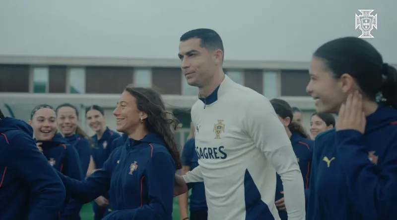 كريستيانو رونالدو يفاجئ لاعبات البرتغال تحت 16 عامًا (فيديو)