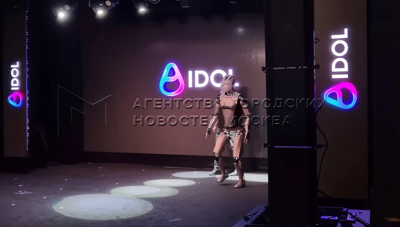 روبوت روسي ينهار على المسرح ويثير السخرية (فيديو)