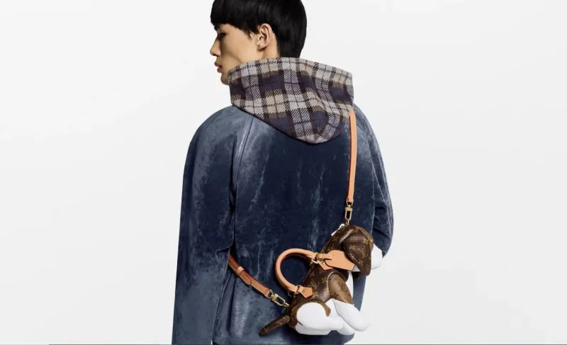 لويس فويتون تفاجئ الموضة بحقيبة على شكل كلب بيغل بسعر خيالي