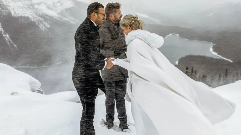 زوجان يتحديان عاصفة ثلجية ليحتفلا بزفافهما في قلب الطبيعة الكندية