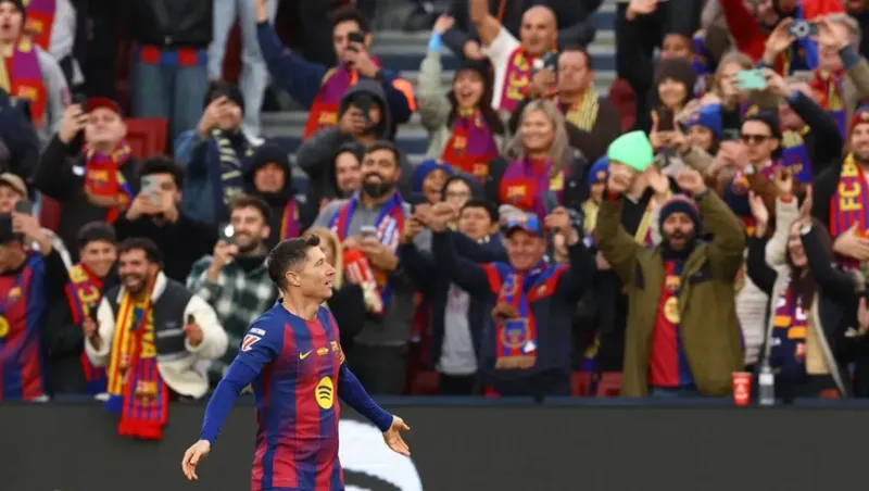 ليفاندوفسكي يدخل التاريخ بأول هدف في كامب نو المطور (فيديو)