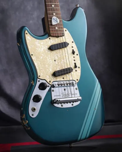 غيتار كورت كوبين "الأغلى في العالم" يتجه إلى مزاد جديد (فيديو)