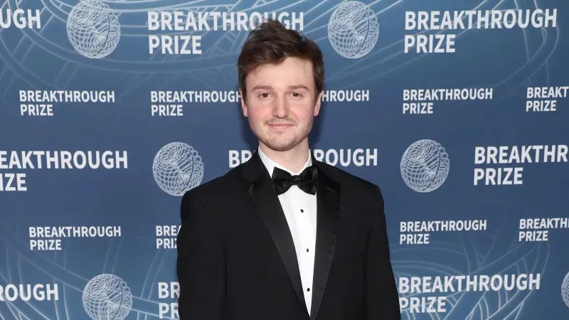 أصغر ملياردير أمريكي لم يعرف الراحة.. 3 سنوات بلا إجازة