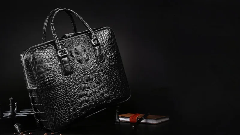حقائب رجالية فاخرة تتحوّل إلى أصول فنية قابلة للارتداء
