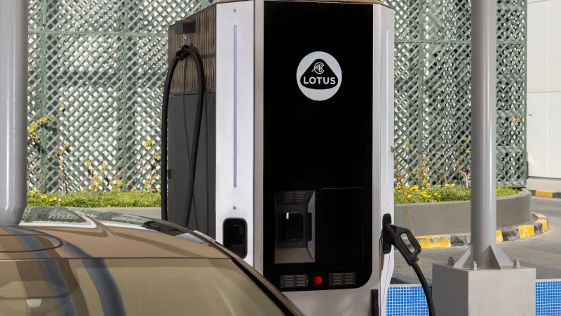 "لوتس إيميا" تحطم أرقام شحن السيارات الكهربائية القياسية.. تعرّف عليه