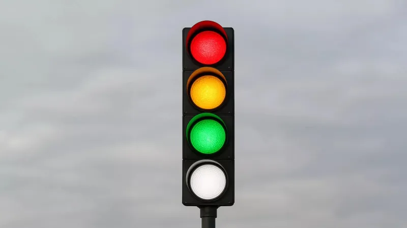 من الأحمر إلى الأبيض: كيف سيغير الضوء الجديد إشارات المرور التقليدية؟ (فيديو)