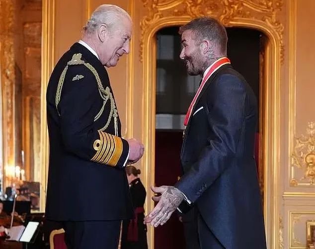 تكريم ديفيد بيكهام بلقب فارس من الملك تشارلز في حفل رسمي (فيديو)