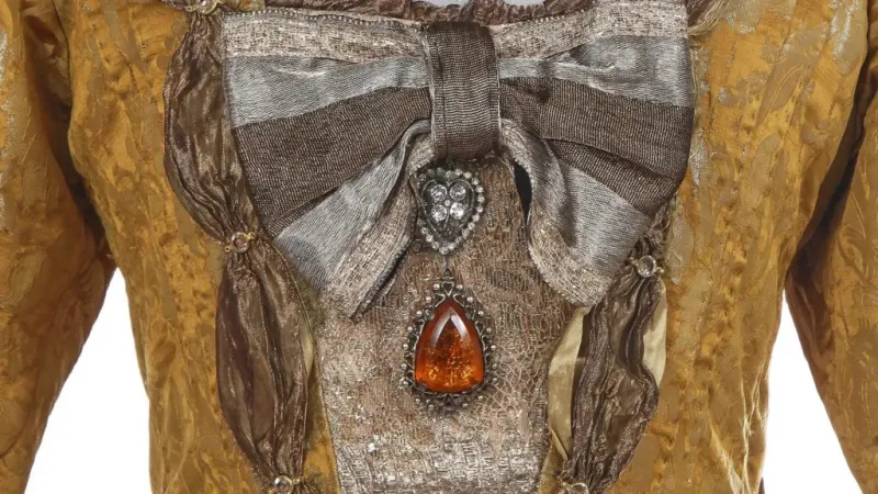 مشهد من تاريخ هوليوود.. أزياء جوني ديب وكيت وينسلت تُعرض في مزاد نادر بلندن