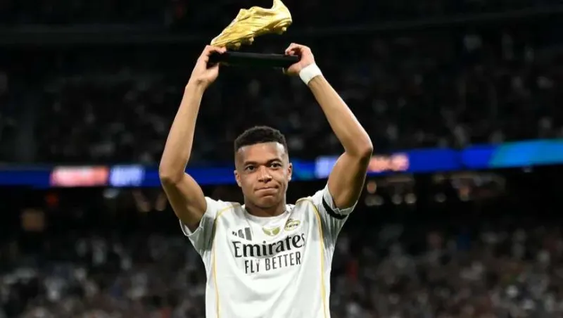 مبابي يحتفل بالحذاء الذهبي في برنابيو وسط تصفيق جماهيري هائل (فيديو)