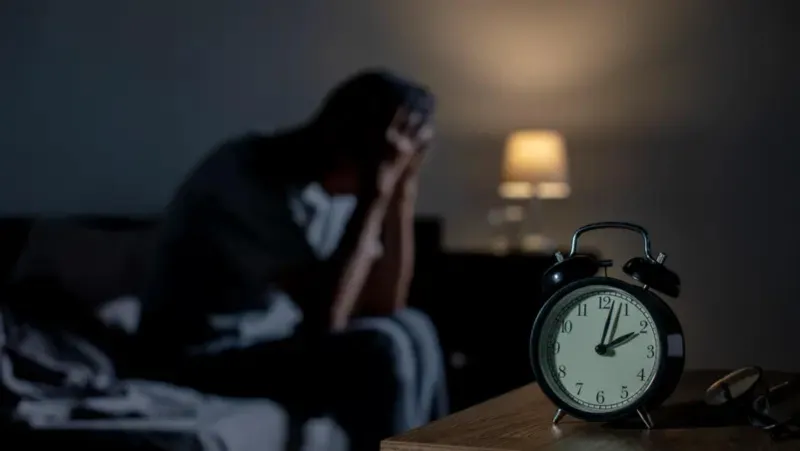 خبراء: الاستيقاظ في منتصف الليل قد يشير إلى خلل في هرمونات التوتر