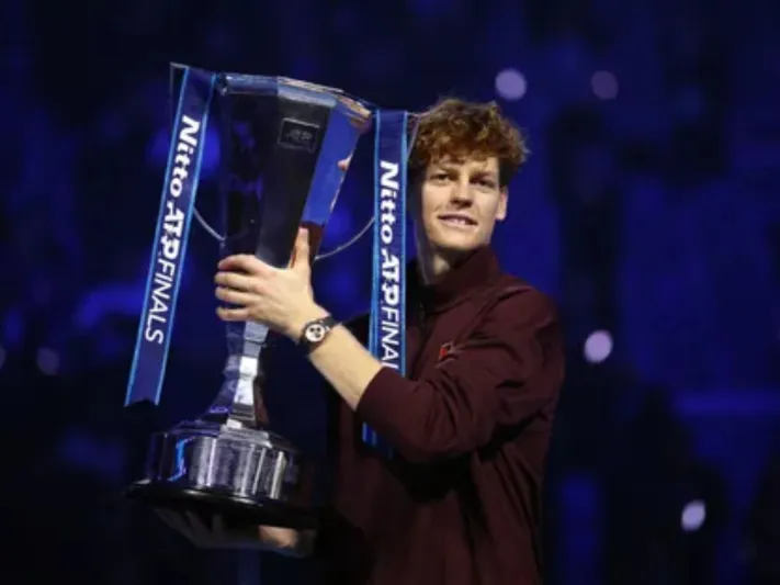 سينر يفرض سيطرته مجددًا: الفوز بالبطولة الختامية للتنس للمرة الثانية (فيديو) 