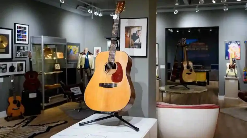 غيتار  الموسيقي الكندي جوردون لايتفوت يقتنص أكثر من ٣٨٠ ألف دولار في مزاد علني