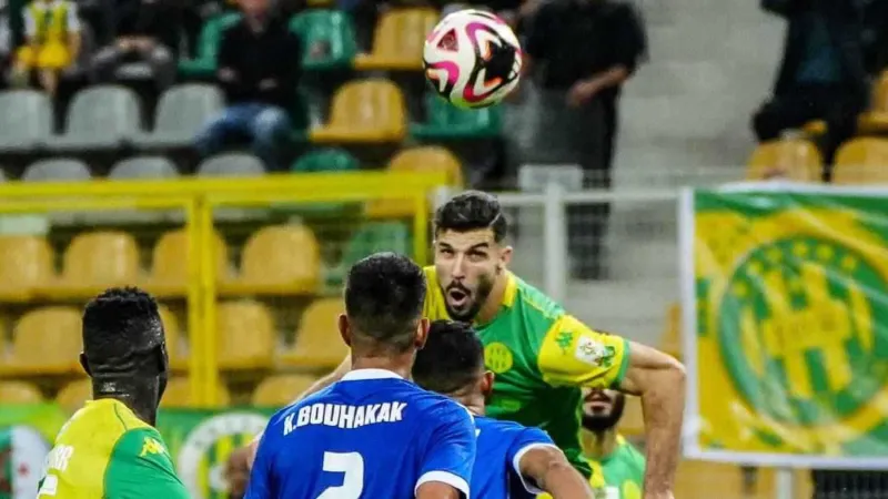 مشهد رومانسي في مباراة الدوري الجزائري يثير إعجاب الجماهير