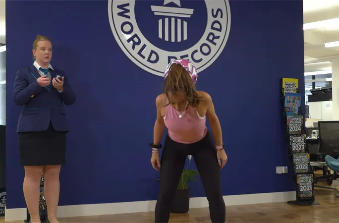 ملكة كرة القدم الحرة تصنع التاريخ في غينيس بتحطيم رقمين قياسيين (فيديو)