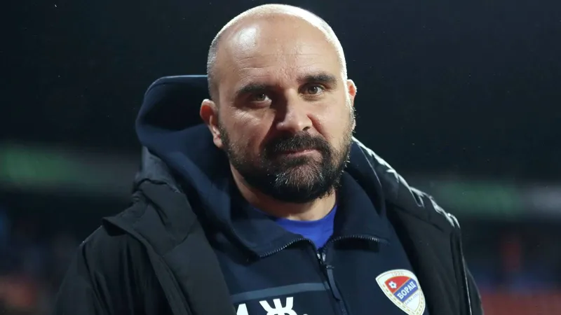 لحظة مفجعة.. انهيار لاعبين بالدوري الصربي عندما إخبارهم بوفاة مديرهم الفني أثناء مباراة (فيديو)