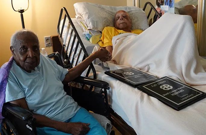 أقدم زوجين على قيد الحياة يحتفلان بـ83 عامًا من الزواج الدافئ (فيديو)