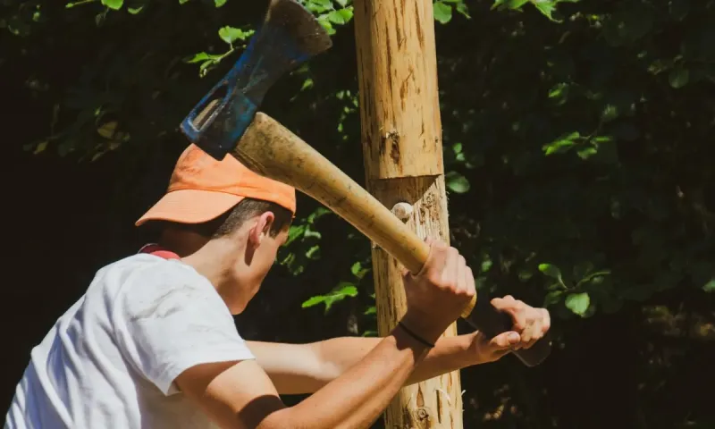 دراسة: تمرين مستوحى من قطع الخشب يعزز التستوستيرون أكثر من كرة القدم