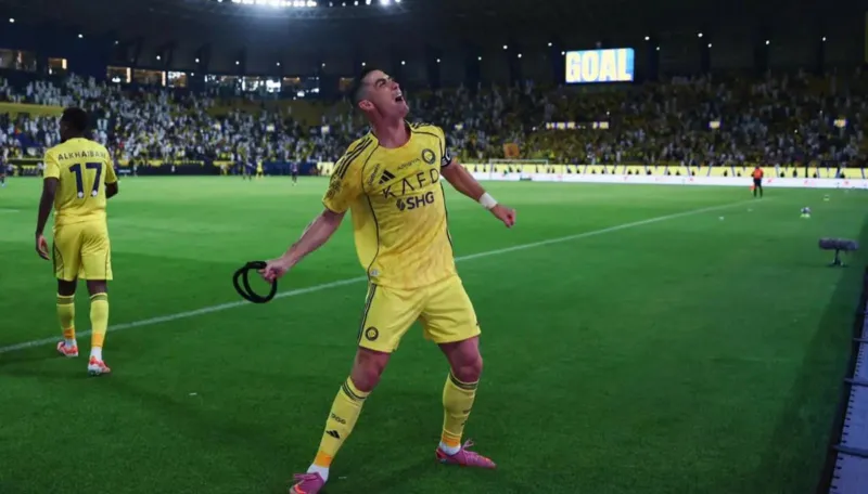 رونالدو يؤدي رقصة العرضة السعودية بعد هدفه الـ952 في مسيرته (فيديو) 