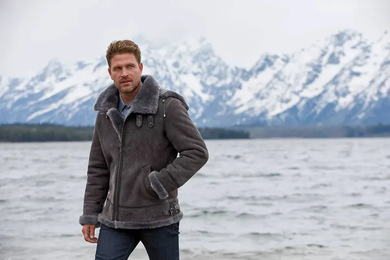 أيقونة الفخامة: جلد الغنم والخامات العريقة لموسم شتاء 2025