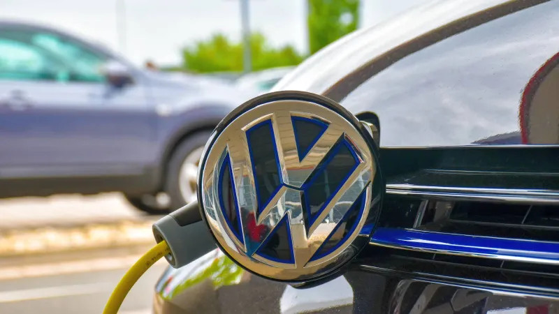 فولكس فاجن تُسهّل الشحن لملاك سياراتها الكهربائية: الوصول إلى شواحن تسلا قريبًا