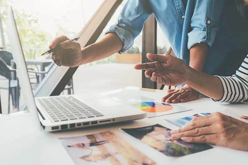 كيف تنافس الشركات الناشئة على المواهب دون رواتب مرتفعة؟