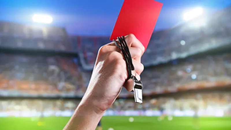 صافرة تحول تنفس شاب إلى عرض كوميدي في طوارئ المستشفى (فيديو)