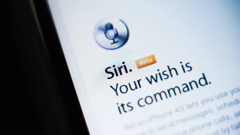 هل نقول وادعًا لـ Siri ؟ آبل تمهّد لمساعدين جديدين عبر الزر الجانبي 