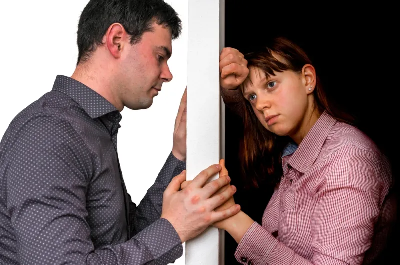 هل الإعجاب بشخص آخر يهدد علاقتك؟ دراسة تكشف المفاجأة