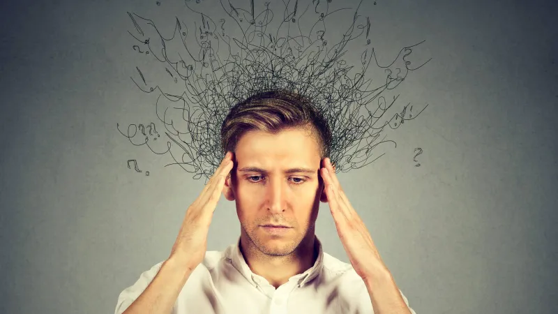 لحظات الشرود ليست كسلاً.. علماء يكشفون: دماغك ينام لثوانٍ لينقذ نفسه من الإرهاق!