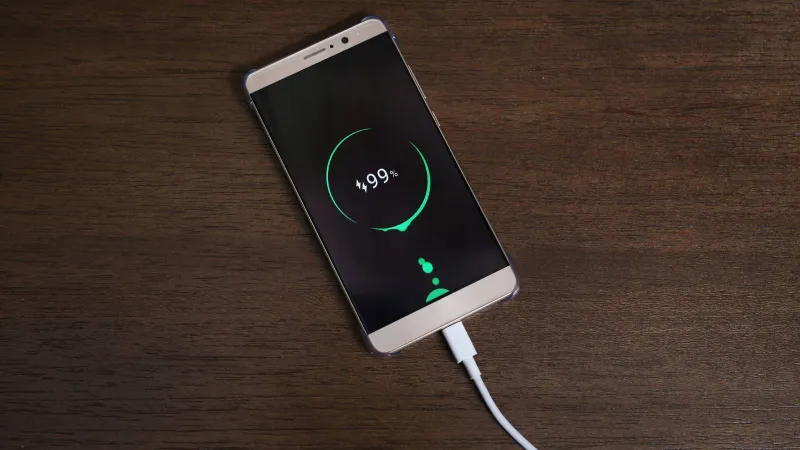 هل يضر شحن بطارية الهاتف إلى 100%؟ خبير يوضح الحقيقة