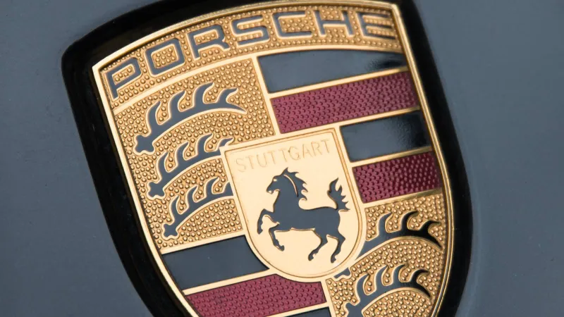 بورشه تدخل عصر الشحن اللاسلكي للسيارات الكهربائية (فيديو)