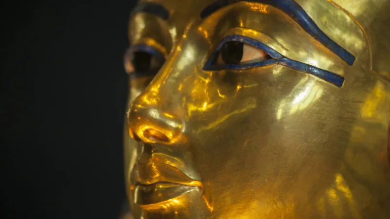 قطعة أثرية تكشف طقوسًا خفية في بلاط توت عنخ آمون