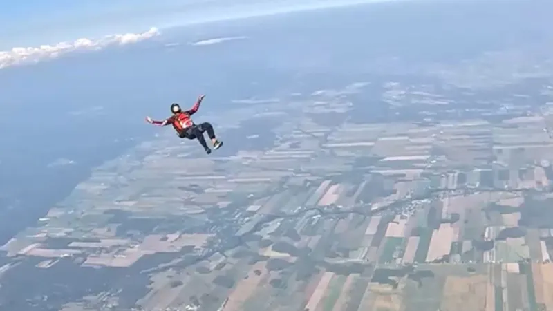 36 دورانًا في السماء.. مغامر كندي يدخل موسوعة غينيس بقفزة تاريخية (فيديو)