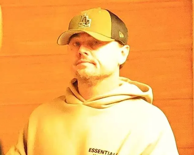 ليوناردو دي كابريو يترك قناعه ويظهر مع صديقته في نوبو  