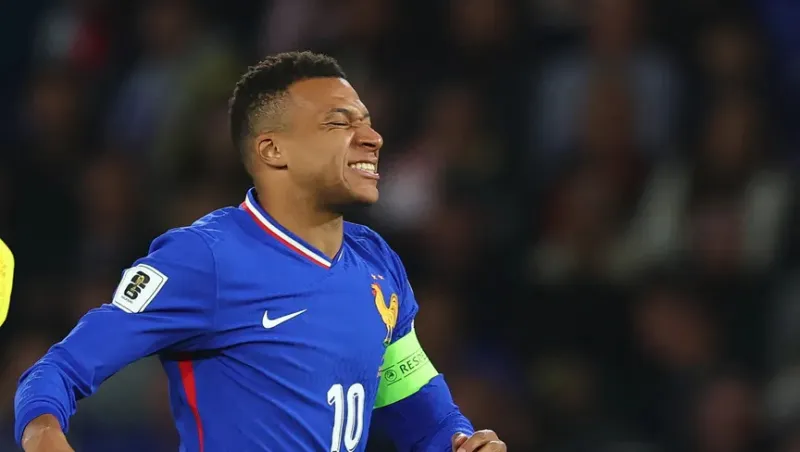 كيليان مبابي يغادر معسكر فرنسا ويستأنف برنامجه العلاجي في مدريد