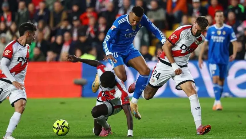 ريال مدريد يتعثر أمام رايو فايكانو ويهدر فرصة تعزيز الصدارة (فيديو) 