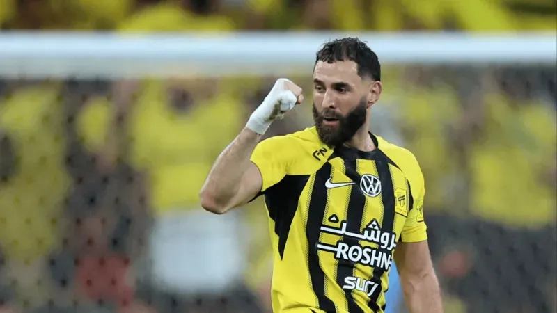  نجم الاتحاد السابق يؤكد توقيع بنزيما عقد التمديد مع العميد (فيديو)