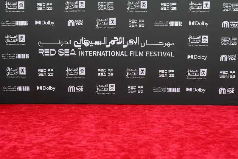 عرض «نور» يثير تفاعل الجمهور على السجادة الحمراء في مهرجان البحر الأحمر السينمائي