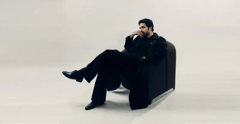 من جدة إلى العالمية.. براء عالم يتصدر غلاف مجلة "الرجل"